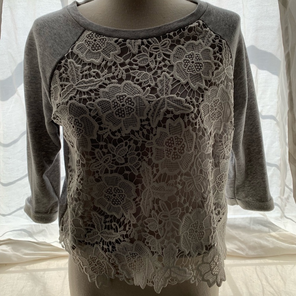 Grey sweater / lace